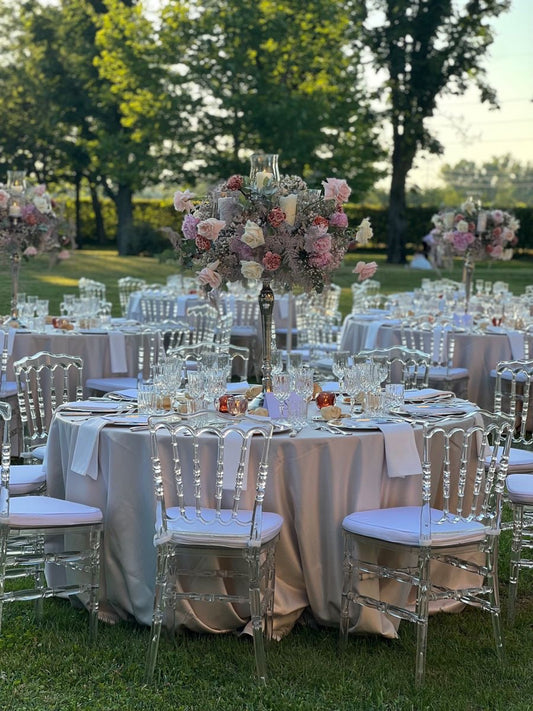 Wedding Chair Rentals in Ottawa: Chiavari Chairs vs. Chair Covers vs. Bridal Chaise (2026 Guide)
